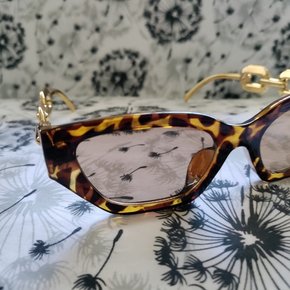 New brown speckled with gold chain look sunglasses - Picture 3 of 5